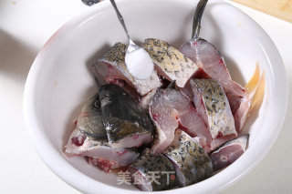 黄记煌三汁焖锅之草鱼焖锅—捷赛私房菜的做法步骤：2