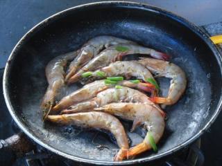 盐煎虾的做法步骤：6