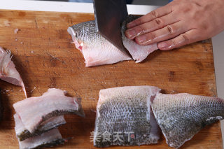酸梅鲈鱼—捷赛私房菜的做法步骤：1