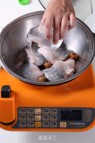 酸梅鲈鱼—捷赛私房菜的做法步骤：2