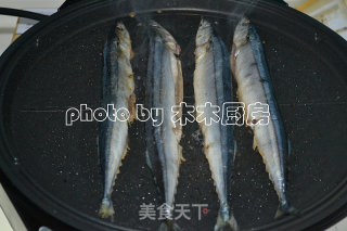 用电饼铛制作富有日本民风的秋刀鱼的做法步骤：6