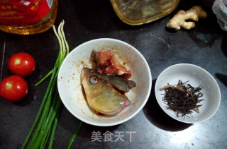 茶汤番茄焖鱼头的做法步骤：1