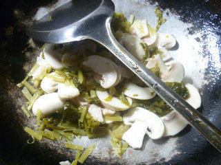 雪菜虾肉炒蘑菇的做法步骤：6