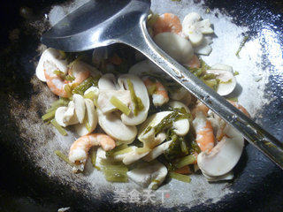 雪菜虾肉炒蘑菇的做法步骤：9