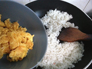 家庭制作虾仁玉米炒饭的做法步骤：9