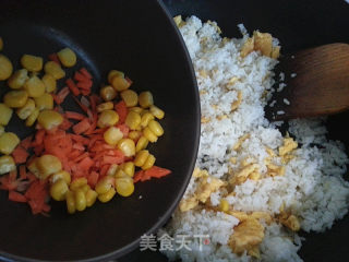 家庭制作虾仁玉米炒饭的做法步骤：10