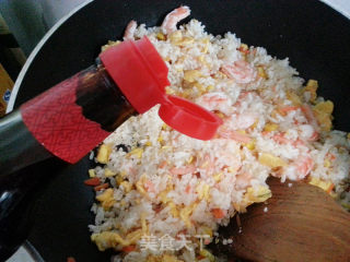 家庭制作虾仁玉米炒饭的做法步骤：14