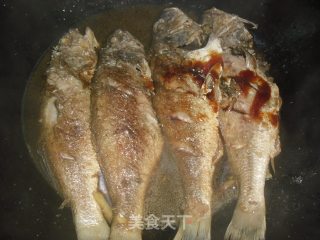 烧黄花鱼的做法步骤：5