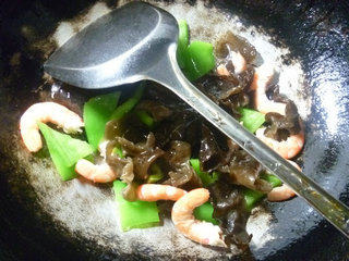 尖椒虾肉炒黑木耳的做法步骤：5