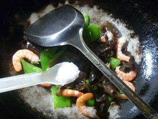 尖椒虾肉炒黑木耳的做法步骤：7