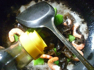 尖椒虾肉炒黑木耳的做法步骤：6