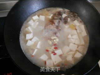 不用任何增鲜调料也很鲜美的汤——枸杞鲫鱼豆腐汤的做法步骤：10
