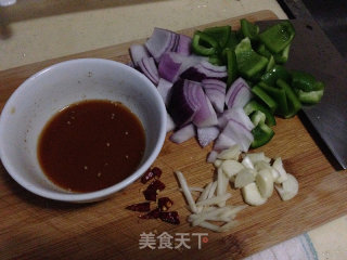 洋葱青椒炒花蛤的做法步骤：1