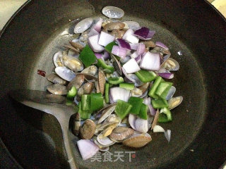 洋葱青椒炒花蛤的做法步骤：5
