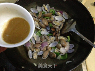 洋葱青椒炒花蛤的做法步骤：6