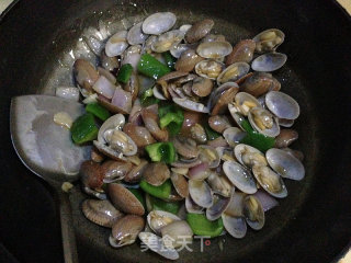 洋葱青椒炒花蛤的做法步骤：7