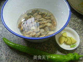 青椒炒花蛤的做法步骤：1