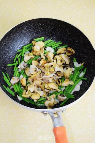 【韭菜苔炒螺片】--家常味道的海鲜小炒的做法步骤：6