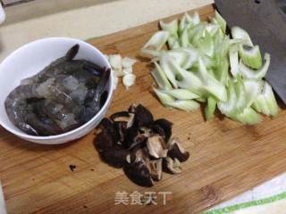 私房菜：香菇西芹炒虾仁的做法步骤：1