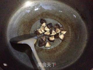 私房菜：香菇西芹炒虾仁的做法步骤：2