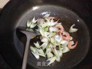 私房菜：香菇西芹炒虾仁的做法步骤：6