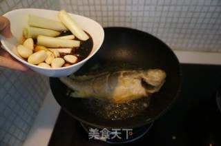 家常铁锅焖鱼的做法步骤：6