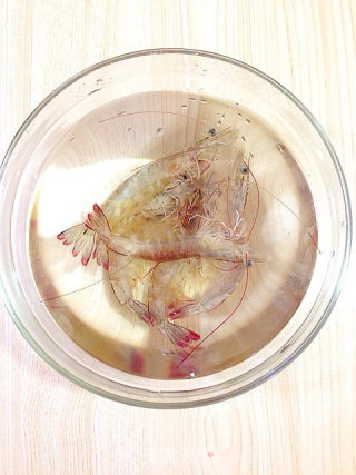 夏日健康餐桌翡翠虾仁儿的做法步骤：1