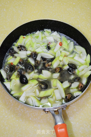 【蛤蜊葫芦汤】--鲜美至极的海鲜蔬菜汤的做法步骤：4