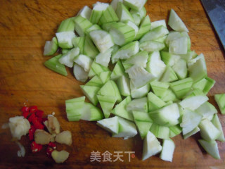 夏季蔬菜最解毒---丝瓜炒海虹的做法步骤：2