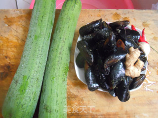 夏季蔬菜最解毒---丝瓜炒海虹的做法步骤：1