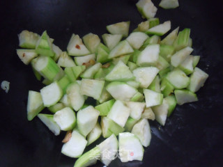 夏季蔬菜最解毒---丝瓜炒海虹的做法步骤：5