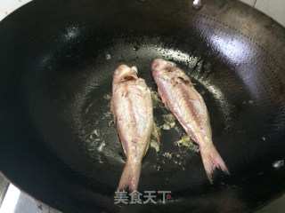 香煎咸海鱼---夏天配粥的佳品的做法步骤：3
