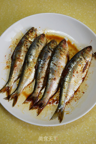 【香煎青鳞鱼】---刺多的鱼更美味的做法步骤：2