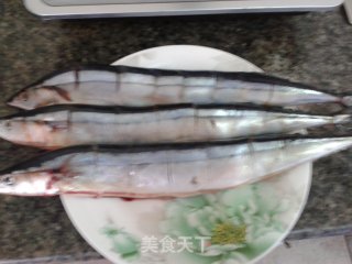 烤秋刀鱼的做法步骤：1
