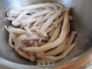 海鲜菇炒蚬子的做法步骤：2