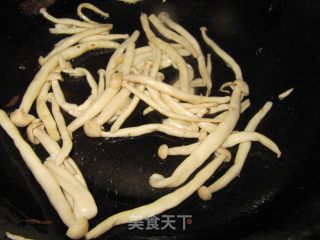 海鲜菇炒蚬子的做法步骤：5