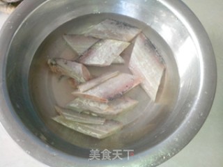 红烧带鱼的做法步骤：2