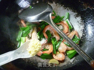 大蒜炒鲜虾的做法步骤：9