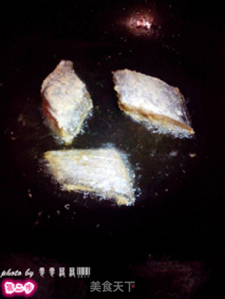 糖醋带鱼——鱼身不破的秘诀的做法步骤：2