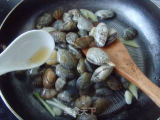 香辣鲜美---罗勒炒蛤蜊的做法步骤：4
