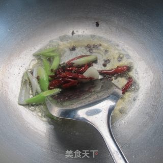 麻辣吮指虾的做法步骤：2