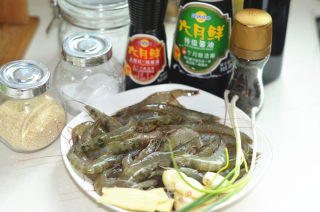 鲜虾也可以香浓下饭----蒜香基尾虾的做法步骤：1