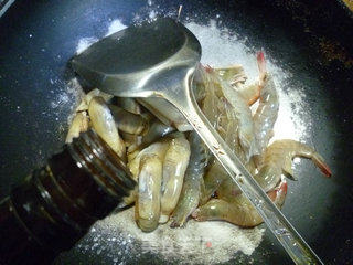 盐炒鲜虾蛏子的做法步骤：8