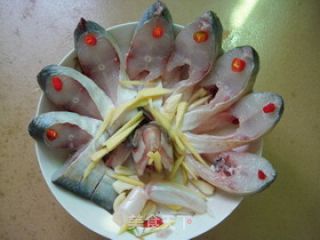 清蒸孔雀鳊鱼的做法步骤：4