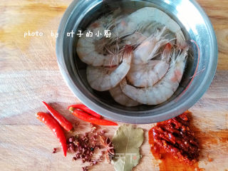 麻辣水煮虾的做法步骤：1