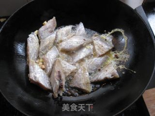 香辣煎带鱼的做法步骤：5