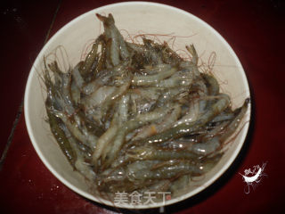 紫苏炒河虾的做法步骤：1