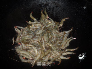 紫苏炒河虾的做法步骤：3