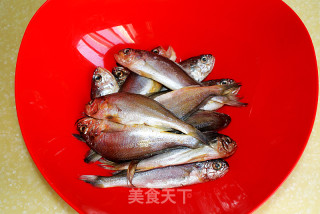 锅贴黄花鱼的做法步骤：1