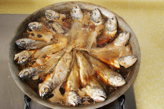 锅贴黄花鱼的做法步骤：15